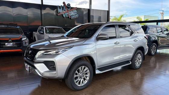 TOYOTA HILUX SW4 2.8 D-4D TURBO DIESEL SRX 7L 4X4 AUTOMÁTICO